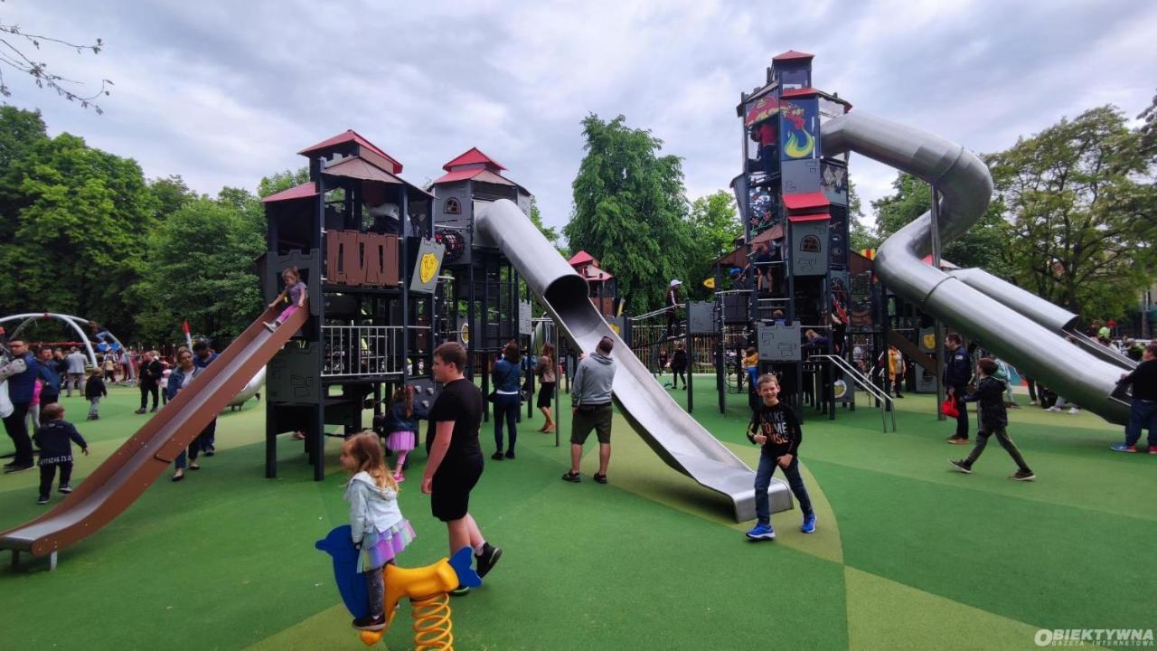 Juna2 - Nowoczesny Apartament W Centrum Z Widokiem Na Park Pruszkow Luaran gambar