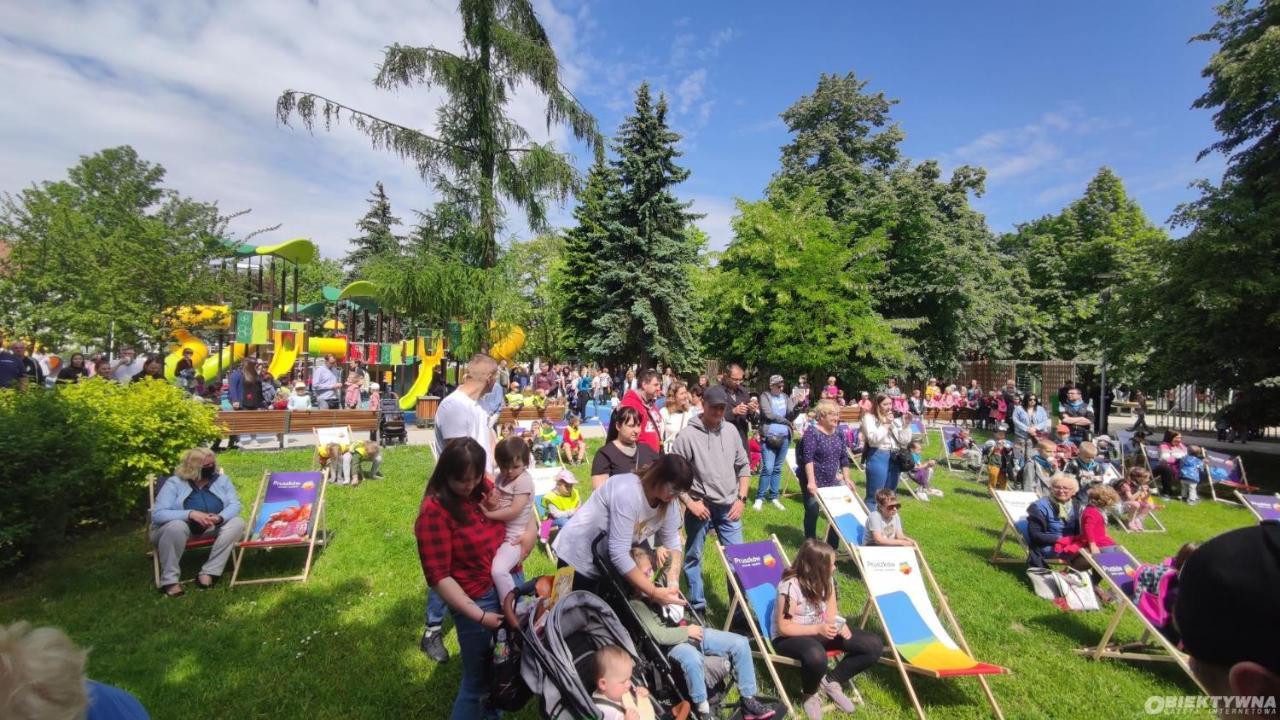 Juna2 - Nowoczesny Apartament W Centrum Z Widokiem Na Park Pruszkow Luaran gambar